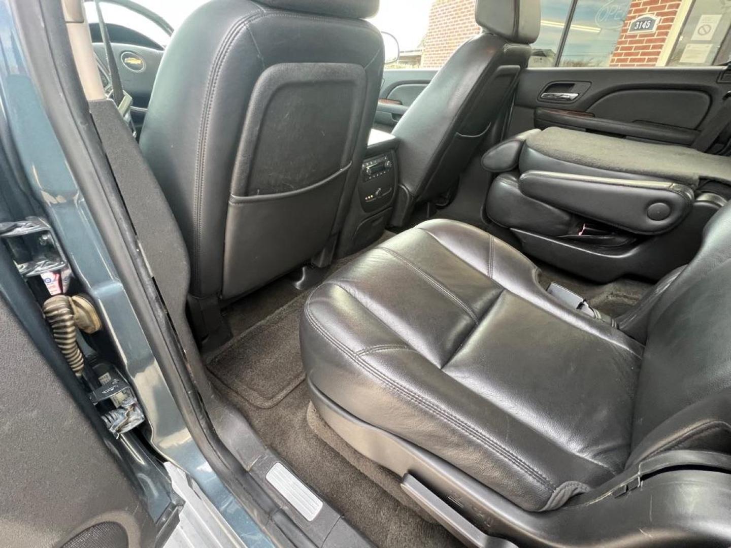 2008 BLUE CHEVROLET TAHOE 1500 (1GNFK13078J) with an 5.3L engine, Automatic transmission, located at 4415 NE 28th St, Haltom City, TX, 76117, (817) 222-9334, 32.795322, -97.280937 - Photo#19