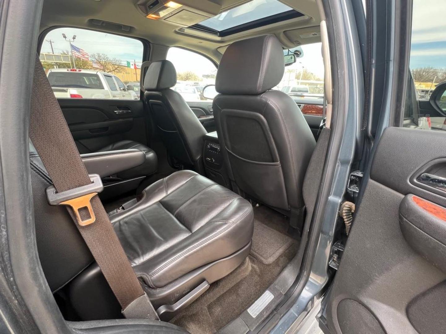 2008 BLUE CHEVROLET TAHOE 1500 (1GNFK13078J) with an 5.3L engine, Automatic transmission, located at 4415 NE 28th St, Haltom City, TX, 76117, (817) 222-9334, 32.795322, -97.280937 - Photo#22