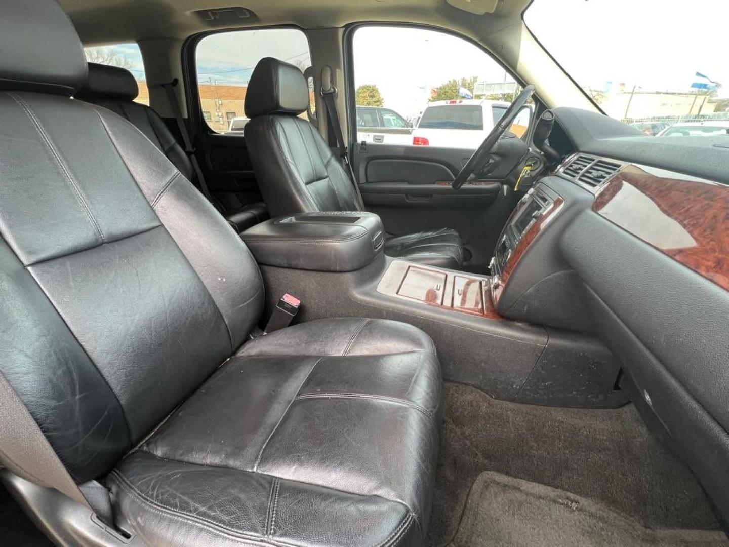 2008 BLUE CHEVROLET TAHOE 1500 (1GNFK13078J) with an 5.3L engine, Automatic transmission, located at 4415 NE 28th St, Haltom City, TX, 76117, (817) 222-9334, 32.795322, -97.280937 - Photo#25