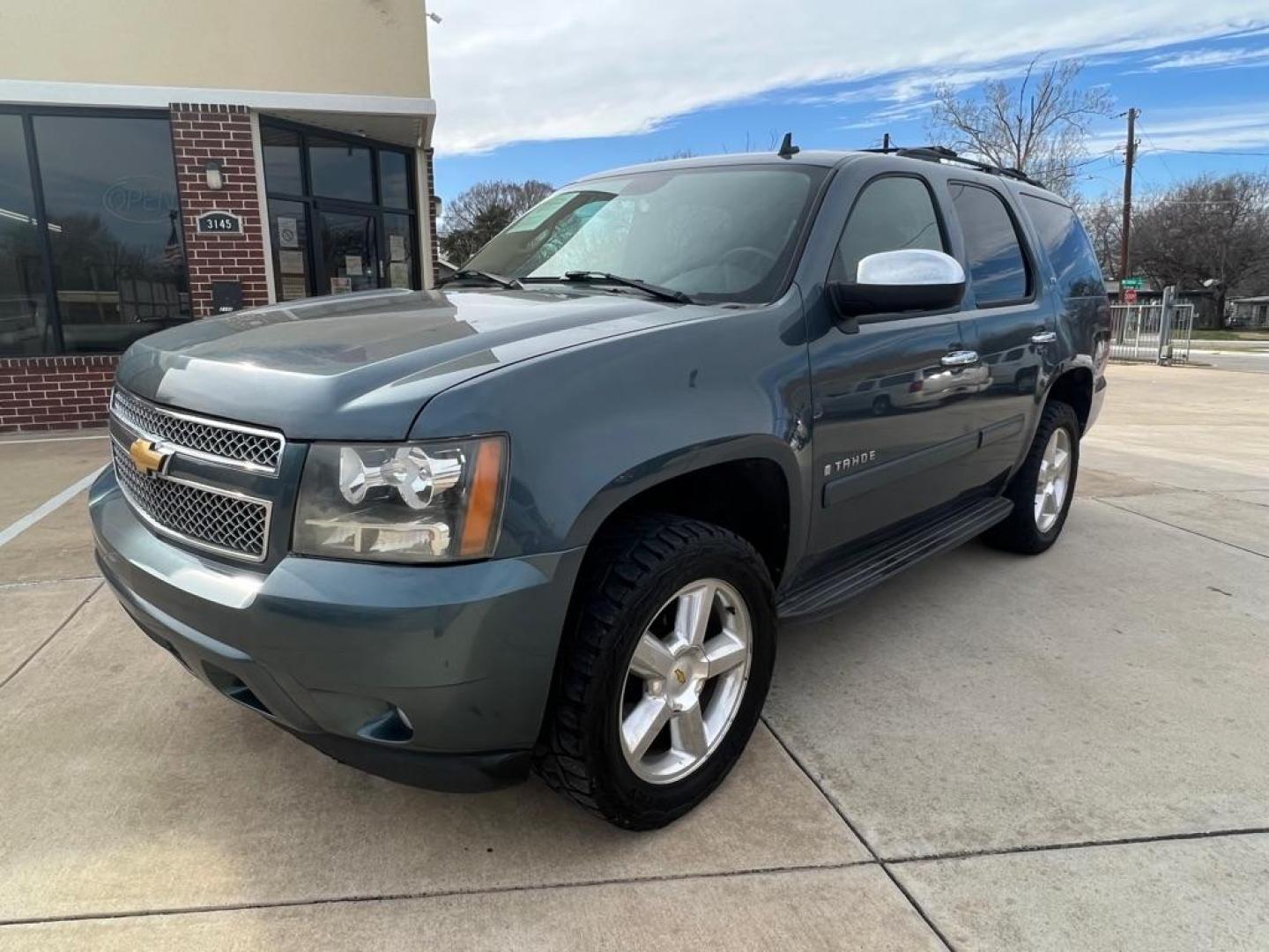 2008 BLUE CHEVROLET TAHOE 1500 (1GNFK13078J) with an 5.3L engine, Automatic transmission, located at 4415 NE 28th St, Haltom City, TX, 76117, (817) 222-9334, 32.795322, -97.280937 - Photo#2