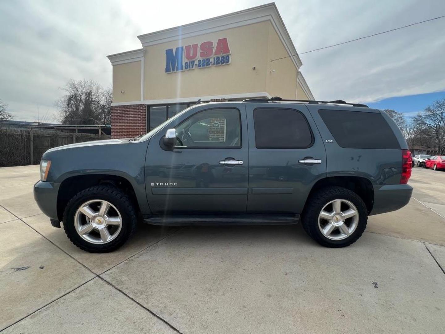 2008 BLUE CHEVROLET TAHOE 1500 (1GNFK13078J) with an 5.3L engine, Automatic transmission, located at 4415 NE 28th St, Haltom City, TX, 76117, (817) 222-9334, 32.795322, -97.280937 - Photo#3