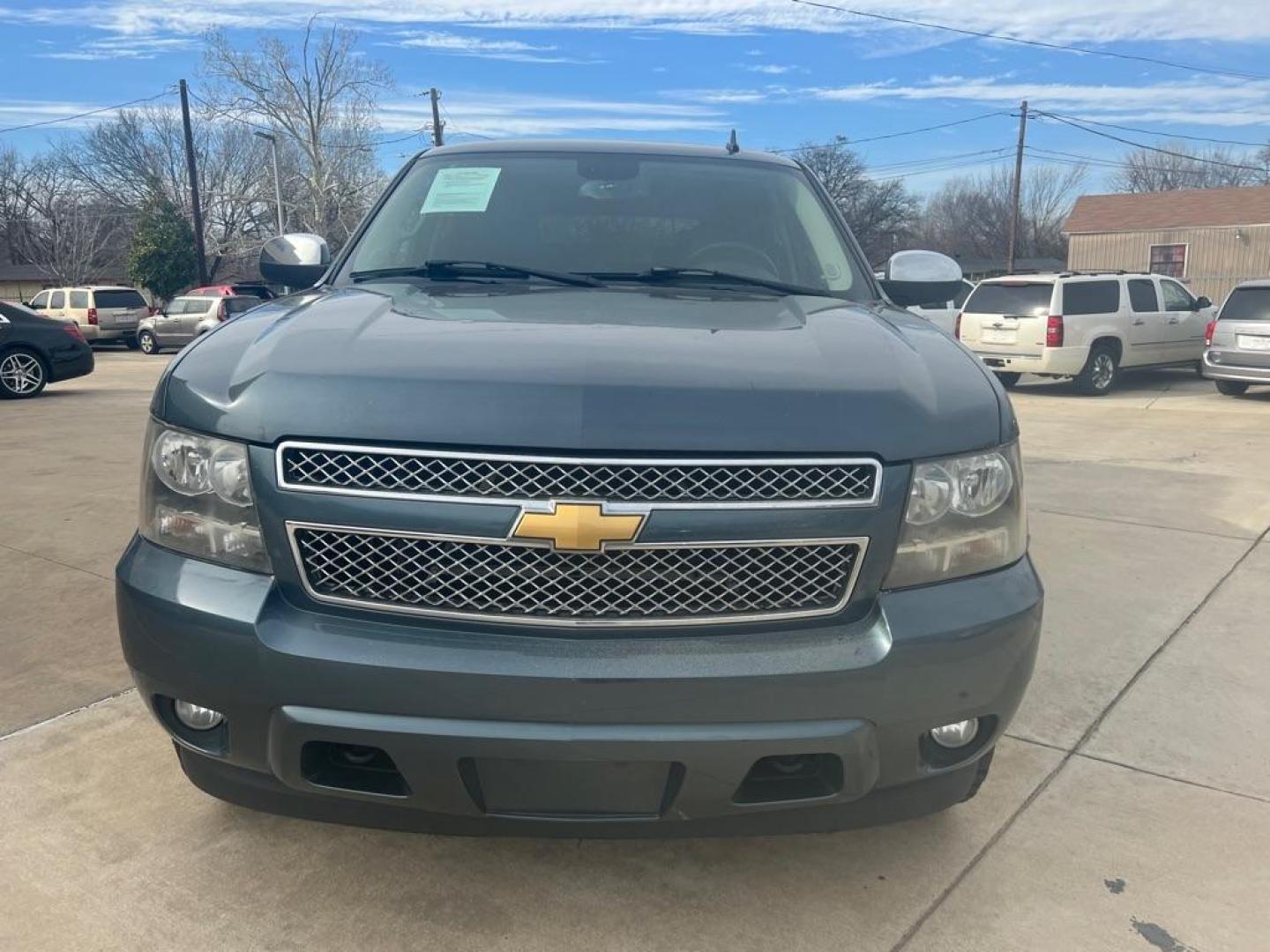 2008 BLUE CHEVROLET TAHOE 1500 (1GNFK13078J) with an 5.3L engine, Automatic transmission, located at 4415 NE 28th St, Haltom City, TX, 76117, (817) 222-9334, 32.795322, -97.280937 - Photo#4