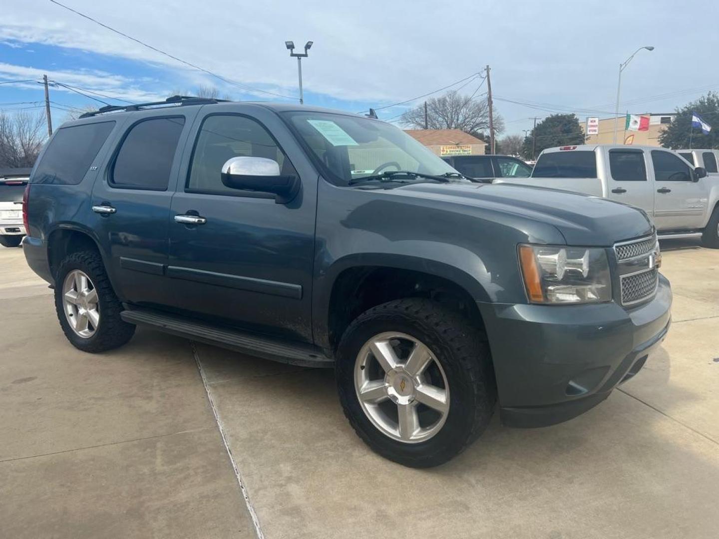 2008 BLUE CHEVROLET TAHOE 1500 (1GNFK13078J) with an 5.3L engine, Automatic transmission, located at 4415 NE 28th St, Haltom City, TX, 76117, (817) 222-9334, 32.795322, -97.280937 - Photo#5