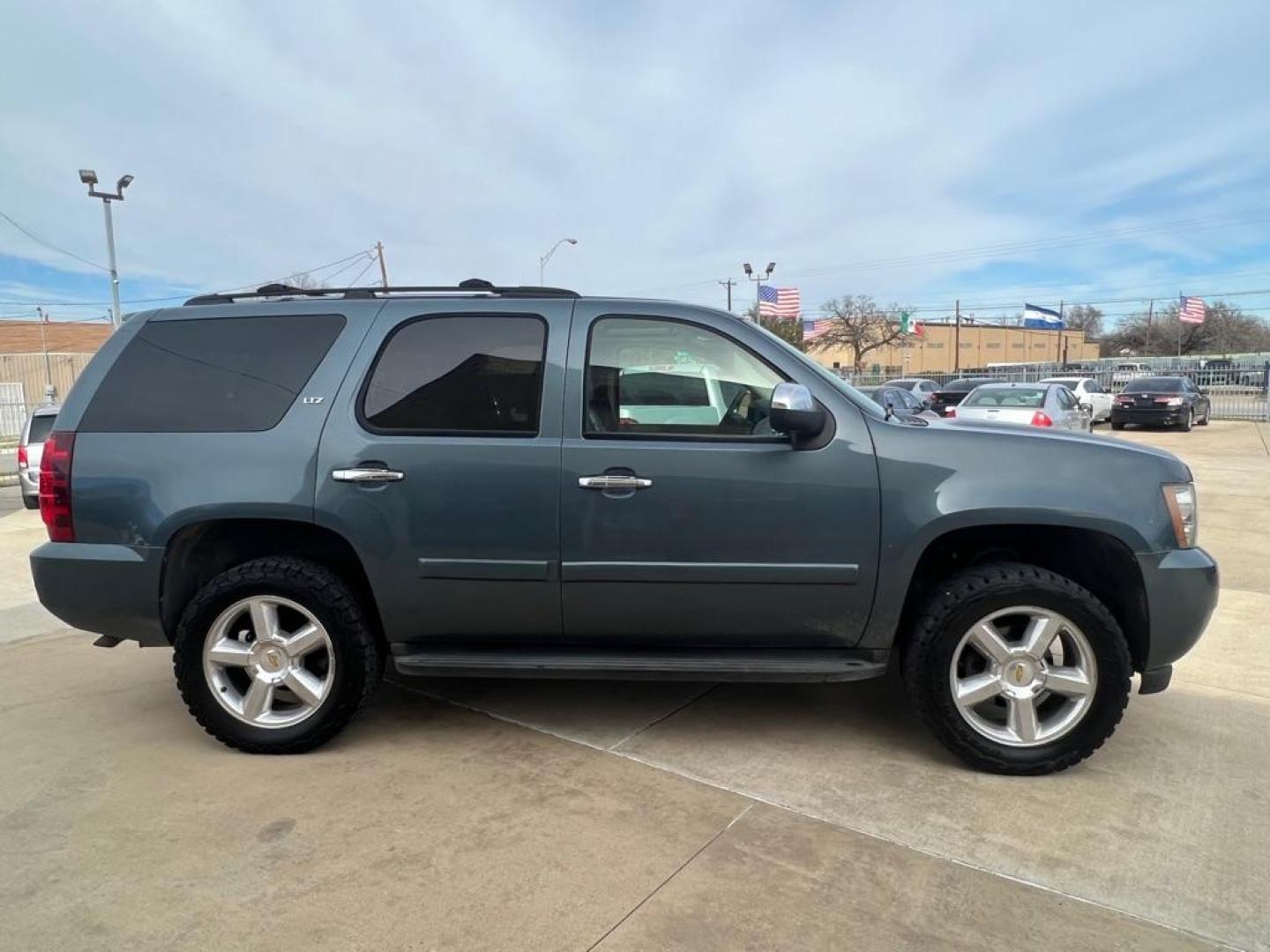 2008 BLUE CHEVROLET TAHOE 1500 (1GNFK13078J) with an 5.3L engine, Automatic transmission, located at 4415 NE 28th St, Haltom City, TX, 76117, (817) 222-9334, 32.795322, -97.280937 - Photo#6