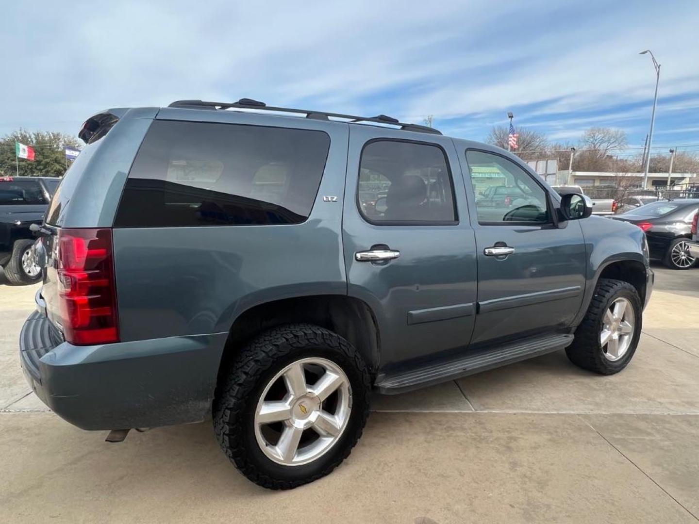 2008 BLUE CHEVROLET TAHOE 1500 (1GNFK13078J) with an 5.3L engine, Automatic transmission, located at 4415 NE 28th St, Haltom City, TX, 76117, (817) 222-9334, 32.795322, -97.280937 - Photo#7