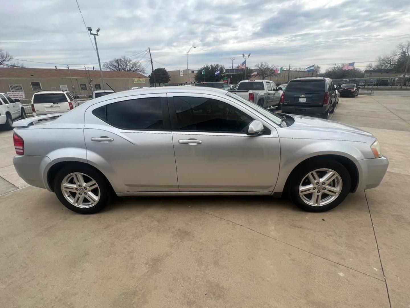 2009 SILVER DODGE AVENGER SXT (1B3LC56B09N) with an 2.4L engine, Automatic transmission, located at 4415 NE 28th St, Haltom City, TX, 76117, (817) 222-9334, 32.795322, -97.280937 - Photo#5