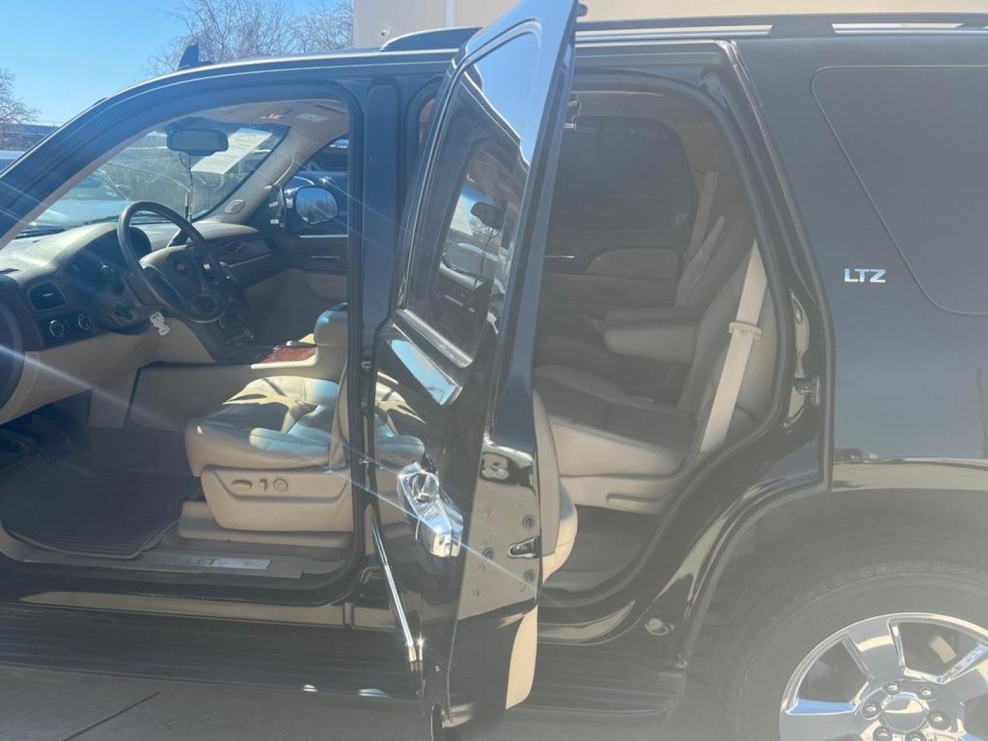 2012 BLACK CHEVROLET TAHOE 1500 LTZ (1GNSKCE06CR) with an 5.3L engine, Automatic transmission, located at 4415 NE 28th St, Haltom City, TX, 76117, (817) 222-9334, 32.795322, -97.280937 - Photo#10