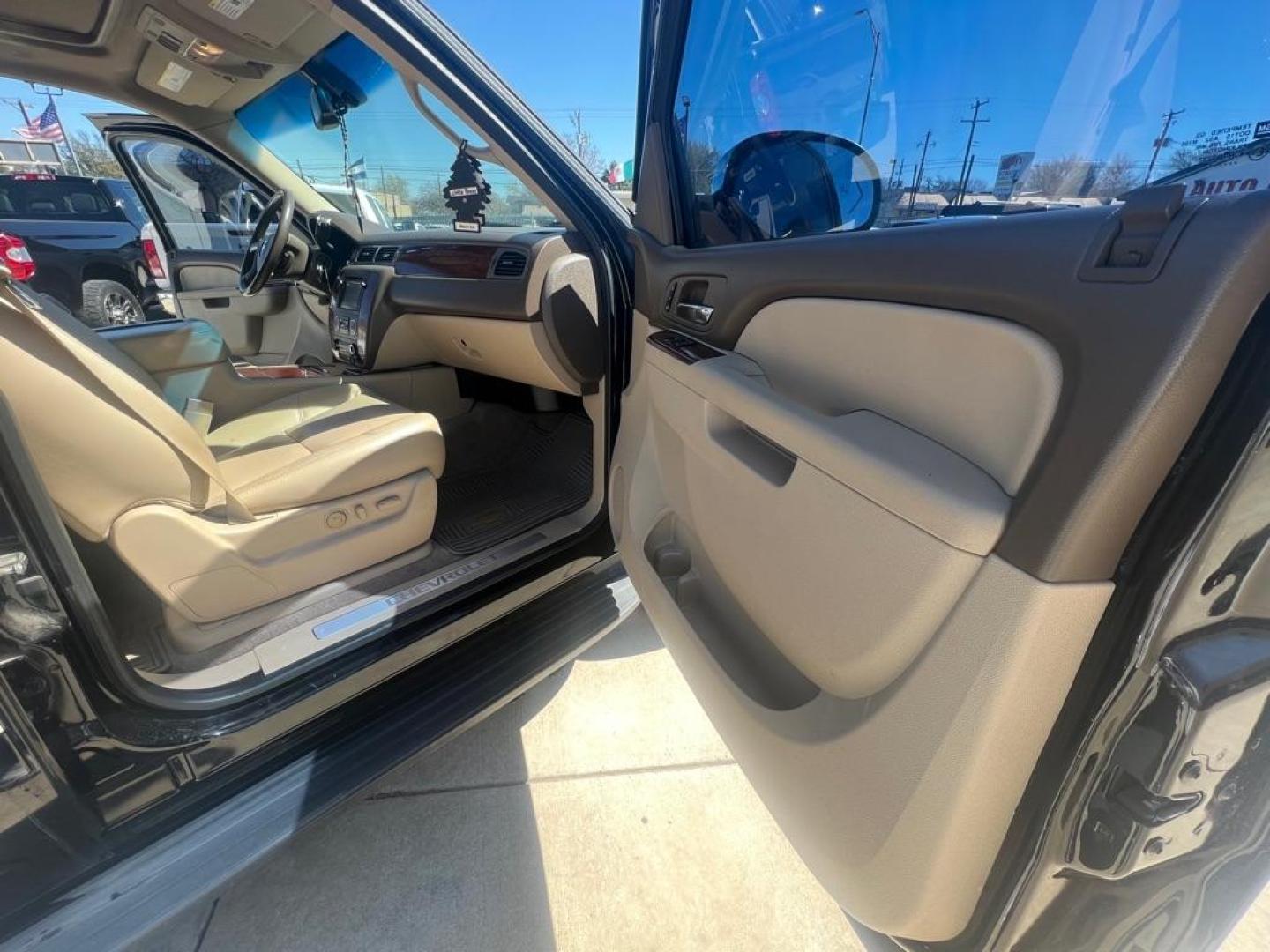 2012 BLACK CHEVROLET TAHOE 1500 LTZ (1GNSKCE06CR) with an 5.3L engine, Automatic transmission, located at 4415 NE 28th St, Haltom City, TX, 76117, (817) 222-9334, 32.795322, -97.280937 - Photo#28