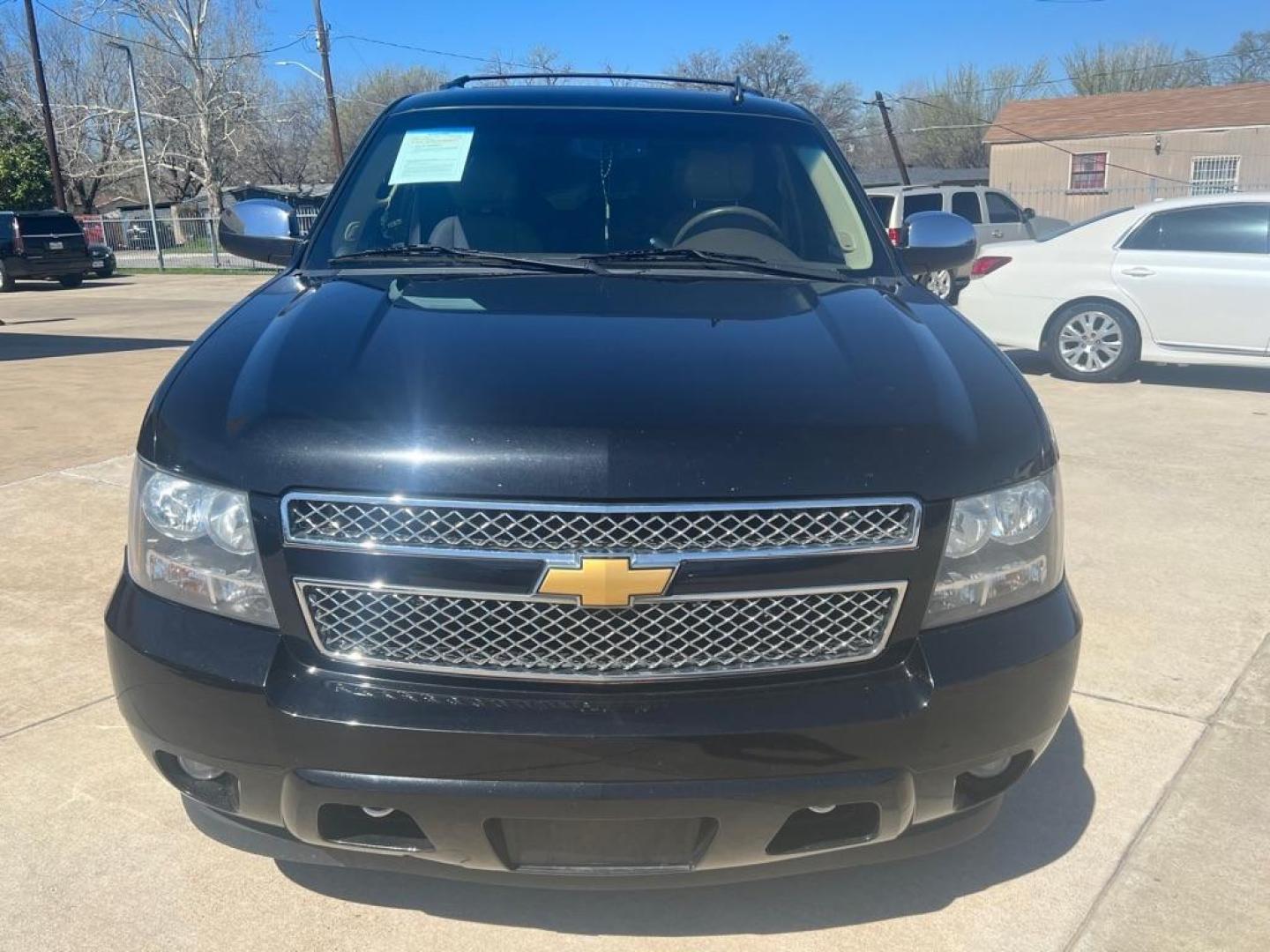 2012 BLACK CHEVROLET TAHOE 1500 LTZ (1GNSKCE06CR) with an 5.3L engine, Automatic transmission, located at 4415 NE 28th St, Haltom City, TX, 76117, (817) 222-9334, 32.795322, -97.280937 - Photo#4