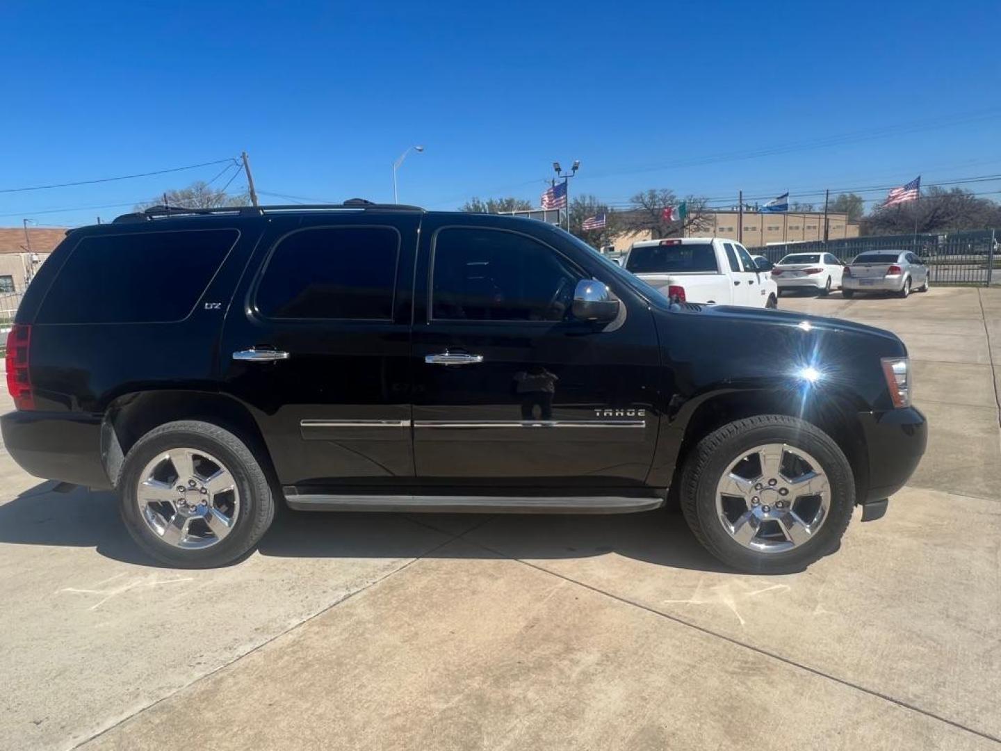 2012 BLACK CHEVROLET TAHOE 1500 LTZ (1GNSKCE06CR) with an 5.3L engine, Automatic transmission, located at 4415 NE 28th St, Haltom City, TX, 76117, (817) 222-9334, 32.795322, -97.280937 - Photo#6