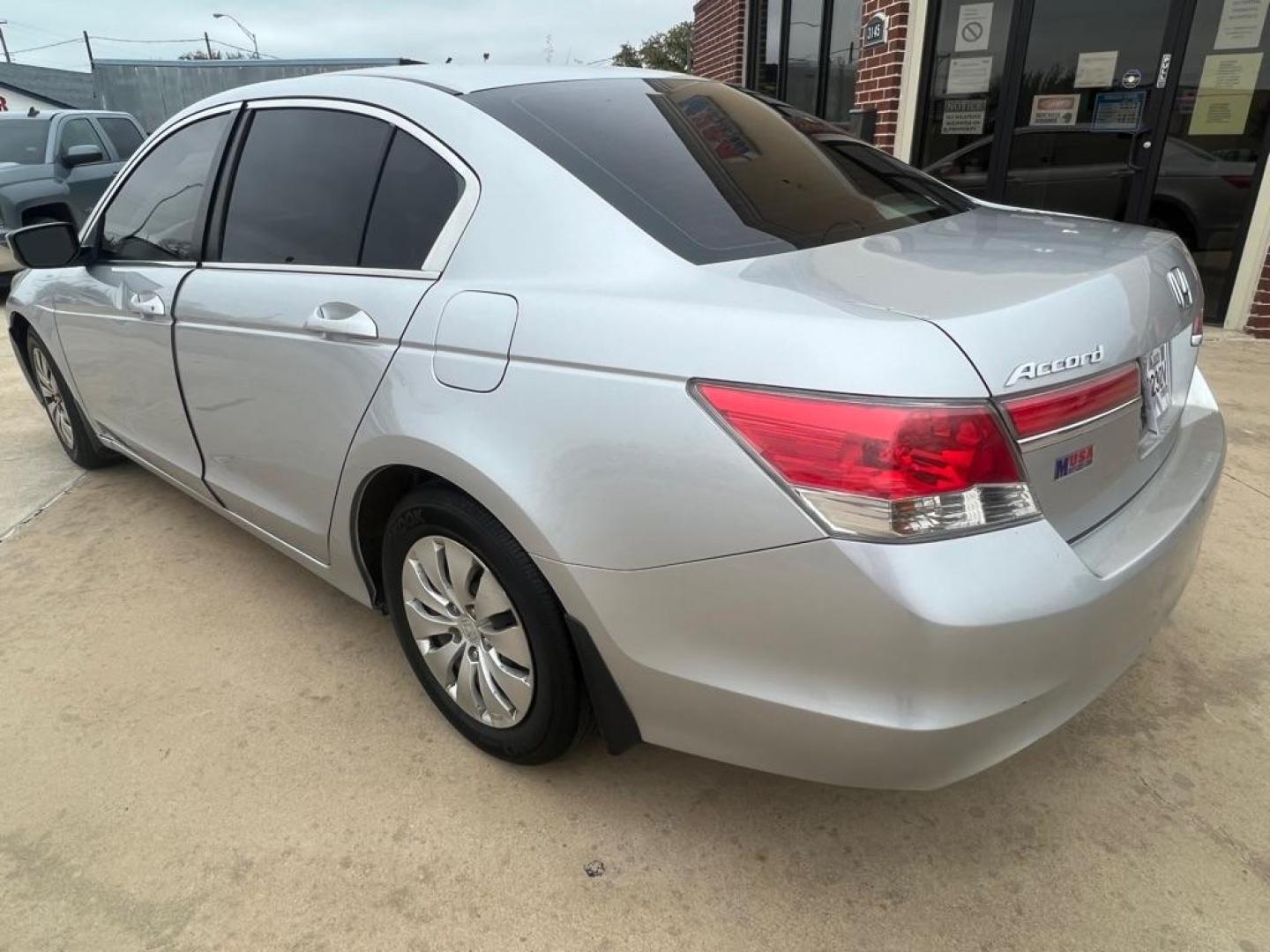 2012 SILVER HONDA ACCORD LX (1HGCP2F37CA) with an 2.4L engine, Automatic transmission, located at 4415 NE 28th St, Haltom City, TX, 76117, (817) 222-9334, 32.795322, -97.280937 - Photo#9