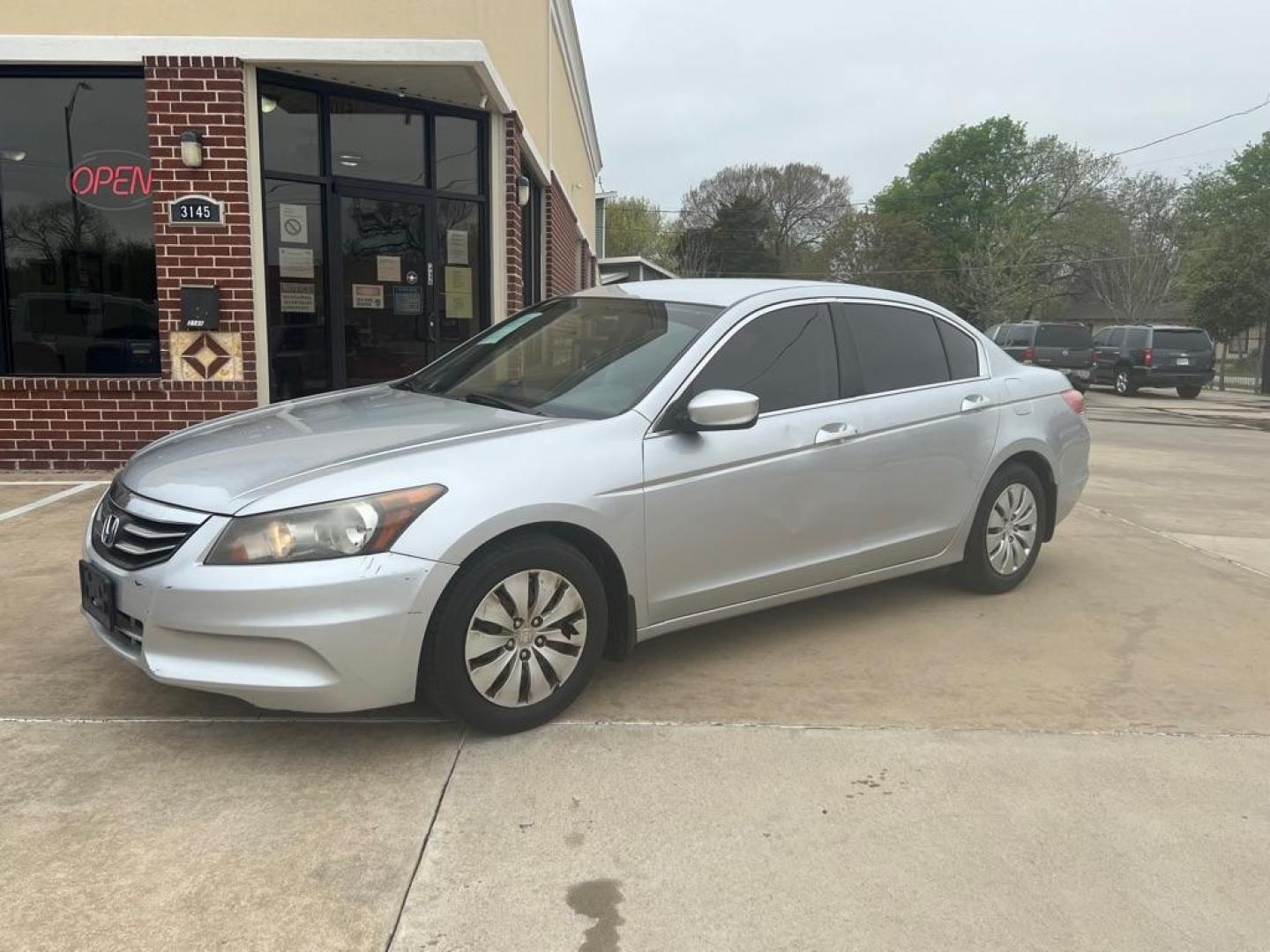 2012 SILVER HONDA ACCORD LX (1HGCP2F37CA) with an 2.4L engine, Automatic transmission, located at 4415 NE 28th St, Haltom City, TX, 76117, (817) 222-9334, 32.795322, -97.280937 - Photo#2